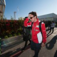 Fernando Alonso llega al circuito el día de la carrera