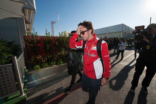 Fernando Alonso llega al circuito el día de la carrera