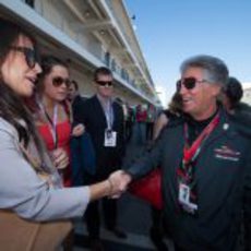 Mario Andretti saluda a algunos invitados en Austin