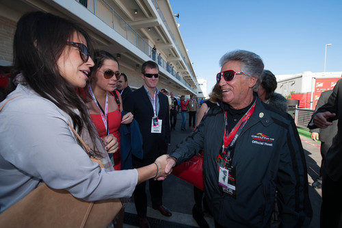 Mario Andretti saluda a algunos invitados en Austin