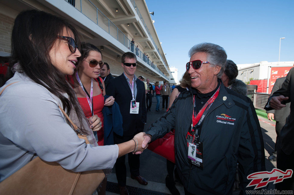 Mario Andretti saluda a algunos invitados en Austin