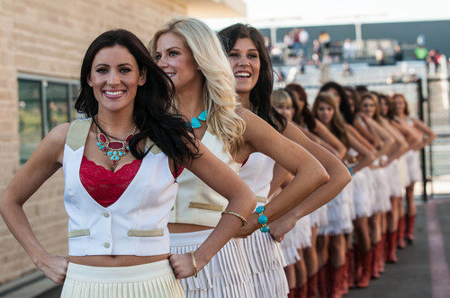 Sonrientes 'pit babes' en el Circuito de las Américas