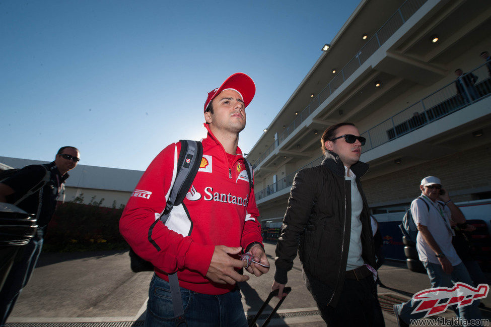 Felipe Massa llega al circuito el día de la carrera