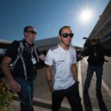 Lewis Hamilton llega al circuito el día de la carrera