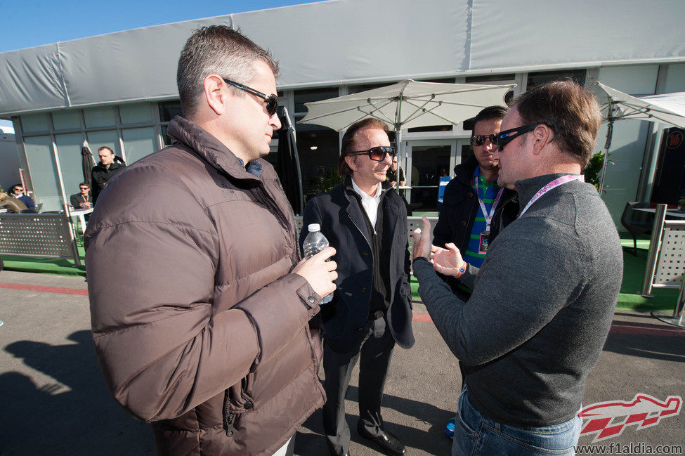 Emerson Fittipaldi y Rubens Barichello hablan en el 'paddock' del COTA