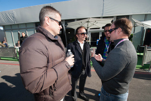 Emerson Fittipaldi y Rubens Barichello hablan en el 'paddock' del COTA