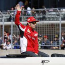 Fernando Alonso saluda al público de Austin