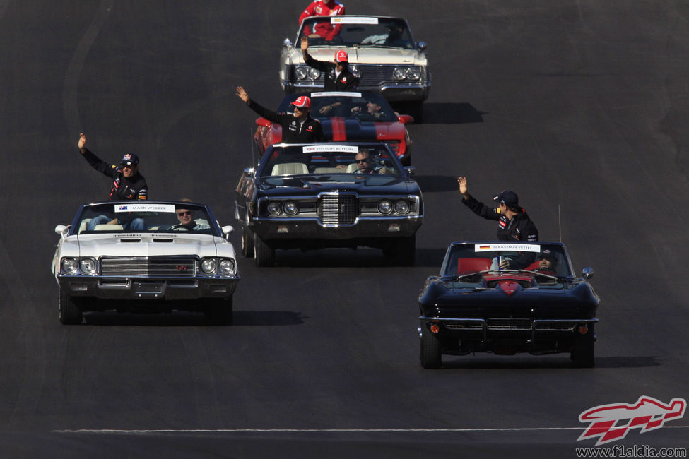 Vettel, Webber, Button y Hamilton en el 'drivers parade' de Texas