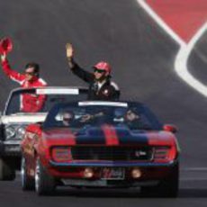 Hamilton y Alonso en el 'drivers parade' de Austin