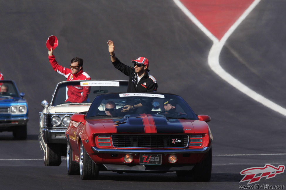 Hamilton y Alonso en el 'drivers parade' de Austin
