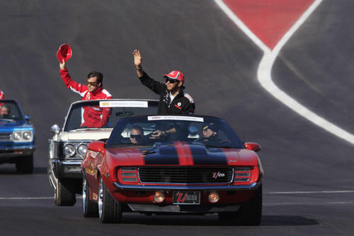 Hamilton y Alonso en el 'drivers parade' de Austin