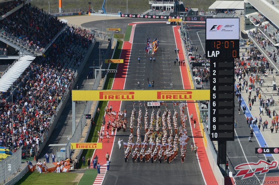 Desfile al estilo estadounidense antes de la carrera de Austin