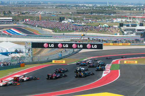 El pelotón supera la primera curva de Austin