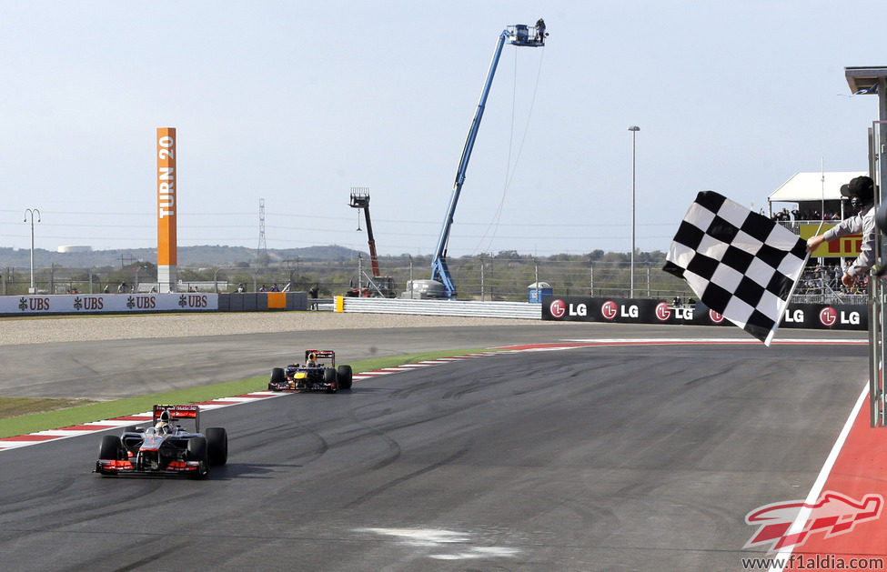 Bandera a cuadros para Lewis Hamilton en el GP de Estados Unidos 2012