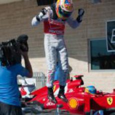 Hamilton salta sobre su coche tras ganar en EE.UU.