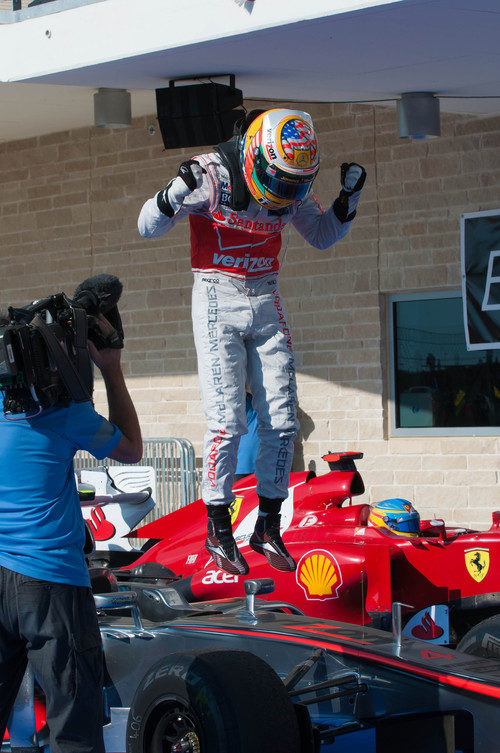 Hamilton salta sobre su coche tras ganar en EE.UU.