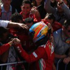 Fernando Alonso celebra el podio de EE.UU. con su equipo