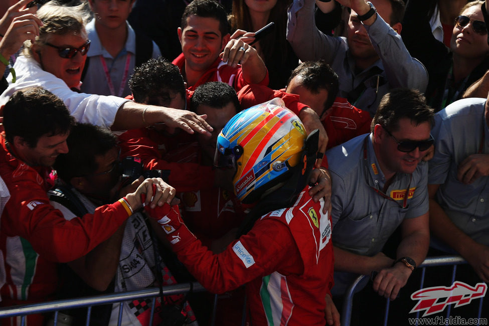 Fernando Alonso celebra el podio de EE.UU. con su equipo