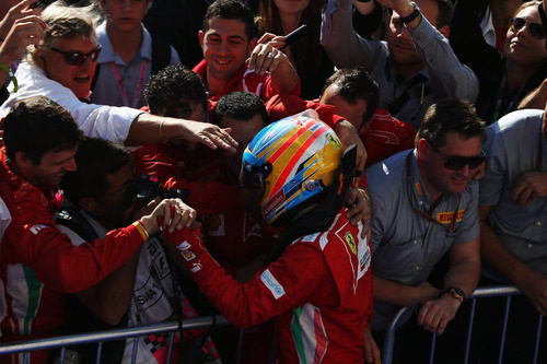 Fernando Alonso celebra el podio de EE.UU. con su equipo