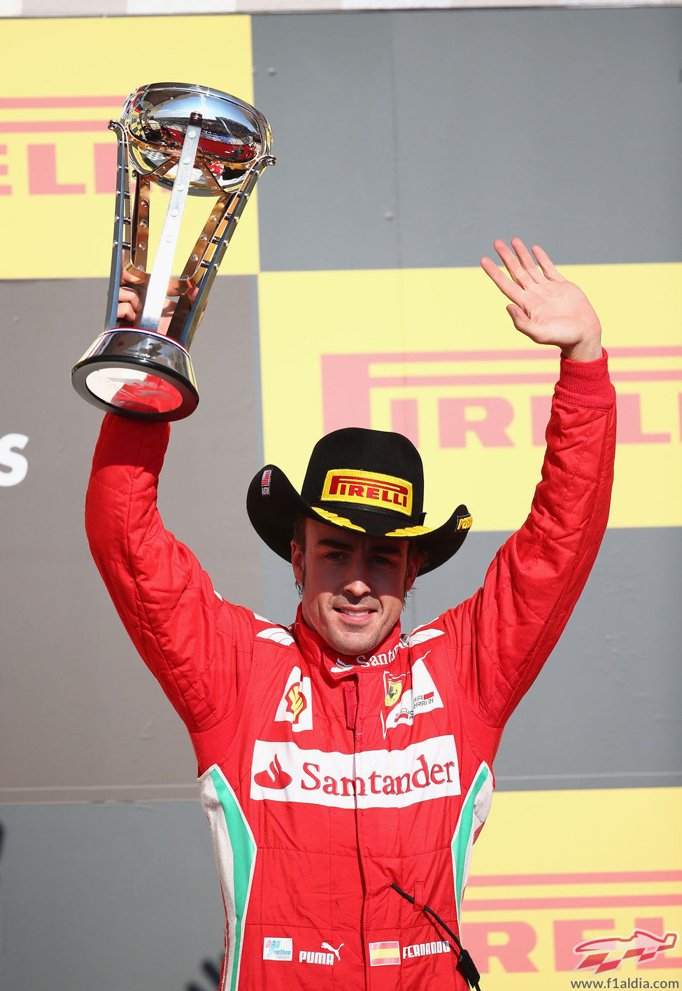 Fernando Alonso levanta su trofeo de tercero en Estados Unidos 2012