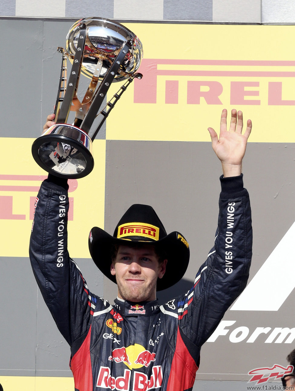 Sebastian Vettel levanta su trofeo de segundo en Estados Unidos 2012