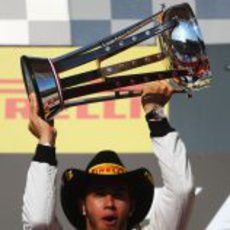 Lewis Hamilton levanta su trofeo de ganador en Estados Unidos 2012