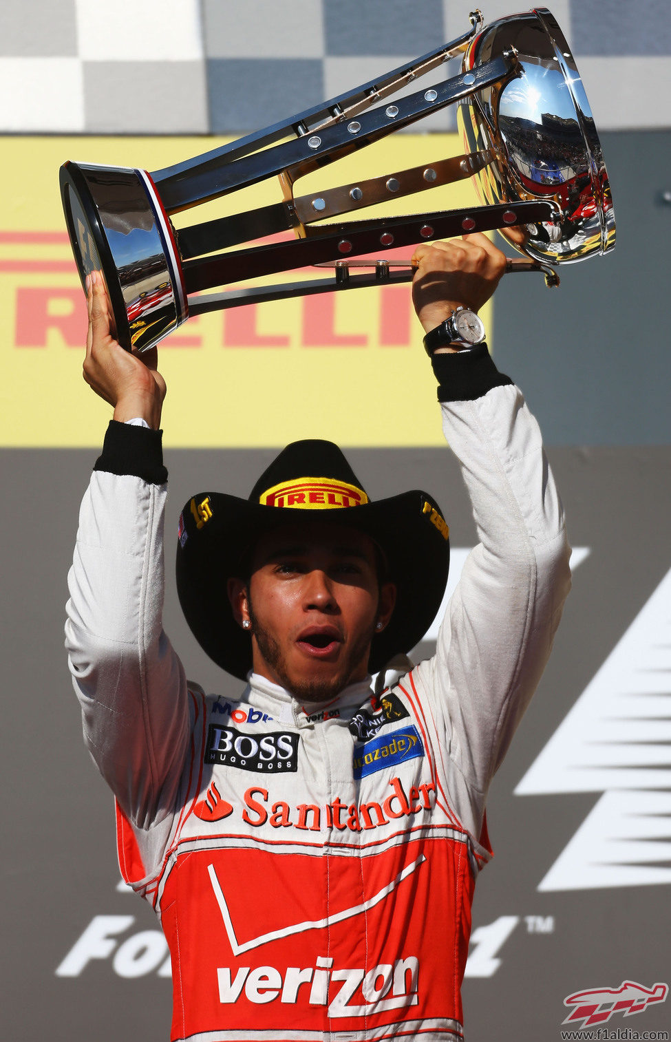 Lewis Hamilton levanta su trofeo de ganador en Estados Unidos 2012