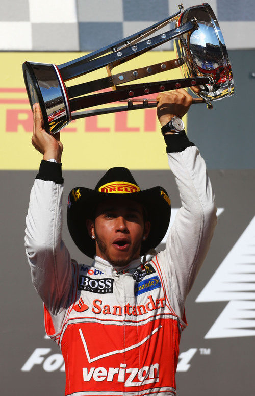 Lewis Hamilton levanta su trofeo de ganador en Estados Unidos 2012