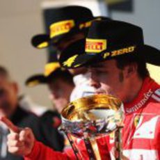 Fernando Alonso con su trofeo en el podio de Austin 2012