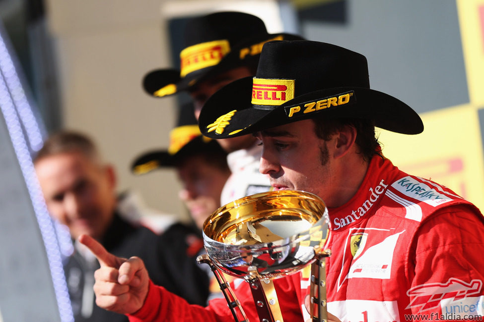 Fernando Alonso con su trofeo en el podio de Austin 2012