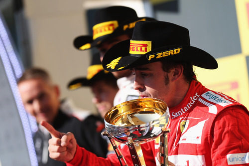 Fernando Alonso con su trofeo en el podio de Austin 2012