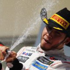 Lewis Hamilton descorcha el champán en el podio de Austin