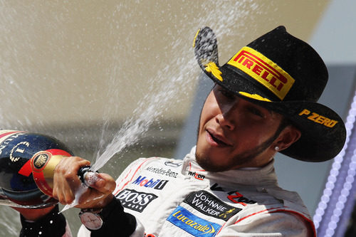 Lewis Hamilton descorcha el champán en el podio de Austin