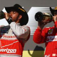 Hamilton y Alonso beben champán en el podio de Estados Unidos 2012