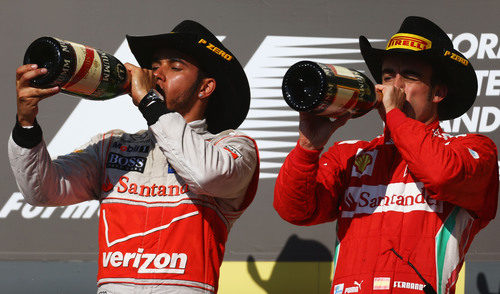 Hamilton y Alonso beben champán en el podio de Estados Unidos 2012