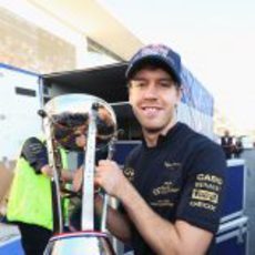 Vettel con su trofeo y la camiseta de Red Bull campeón