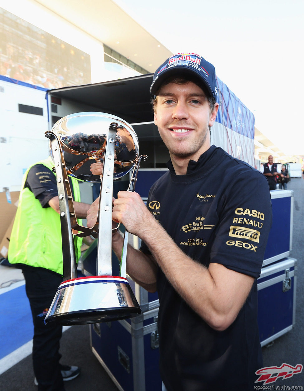 Vettel con su trofeo y la camiseta de Red Bull campeón