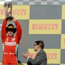 Fernando Alonso levanta su trofeo en el podio de Austin