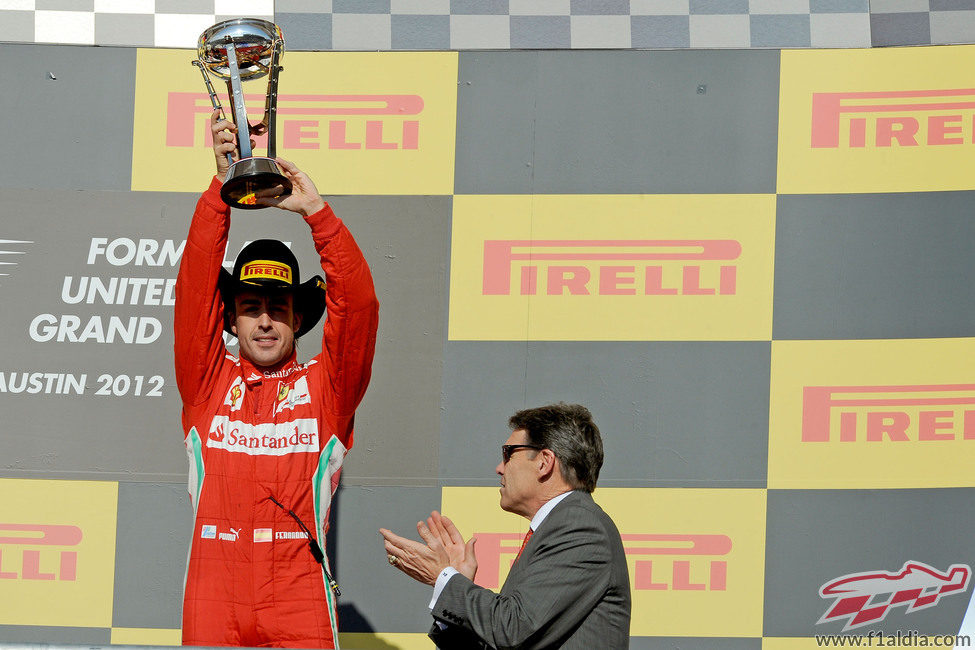 Fernando Alonso levanta su trofeo en el podio de Austin