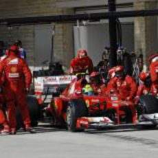 Felipe Massa realiza su parada en el GP de Estados Unidos 2012