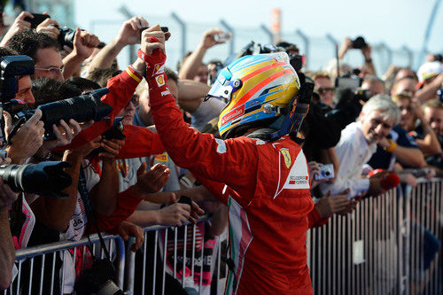 Fernando Alonso celebra su tercera posición en Austin