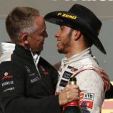 Martin Whitmarsh y Lewis Hamilton muy cariñosos en el podio