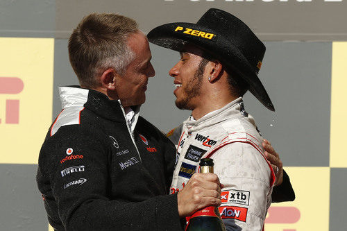 Martin Whitmarsh y Lewis Hamilton muy cariñosos en el podio