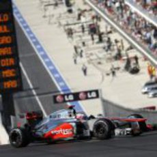 Jenson Button sube la pendiente hacia la primera curva