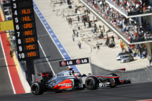 Jenson Button sube la pendiente hacia la primera curva