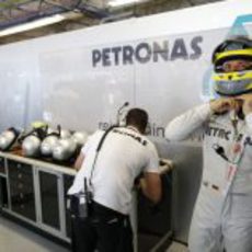 Nico Rosberg se ajusta el casco antes de subirse a su Mercedes