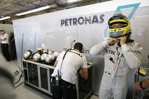 Nico Rosberg se ajusta el casco antes de subirse a su Mercedes