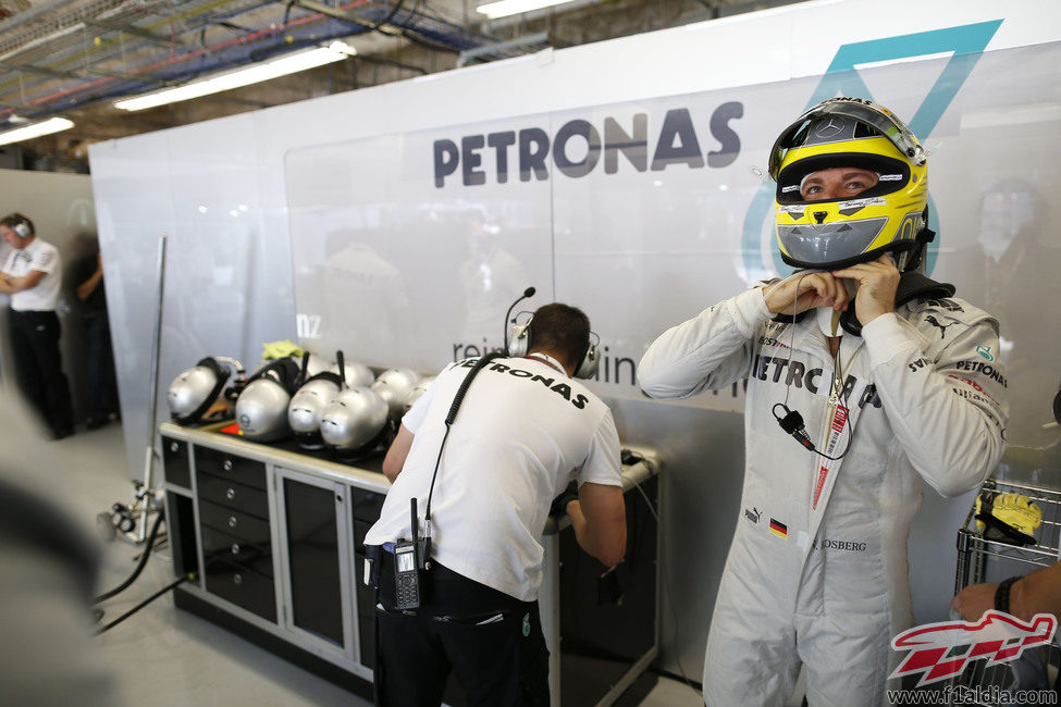 Nico Rosberg se ajusta el casco antes de subirse a su Mercedes