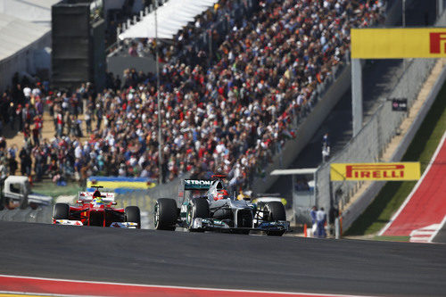 Michael Schumacher delante de Felipe Massa en la primera curva