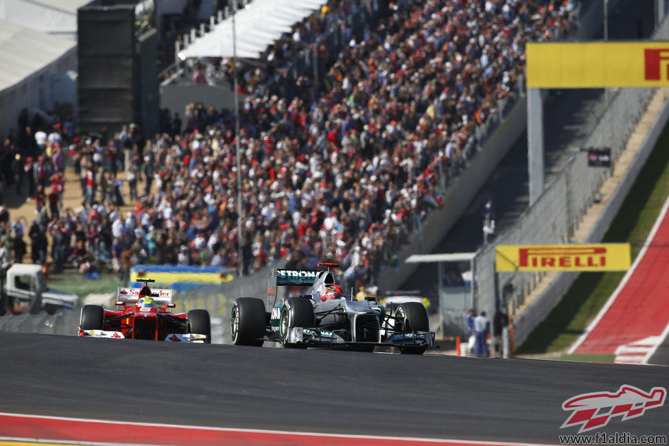 Michael Schumacher delante de Felipe Massa en la primera curva